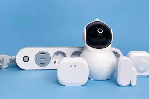 Dispositivos de hogar inteligente: cámara, sensores y regleta. Alexa necesita wifi para funcionar con estos aparatos.