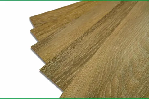 Detalle de tablas de vinilo con acabado de madera, mostrando cómo se despegan los suelos de vinilo.