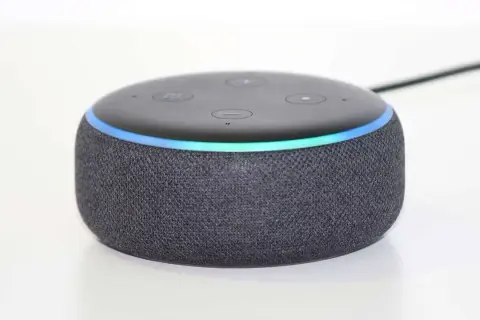 Alt text: Alexa con luz azul, indicando problemas para conectarse a internet.