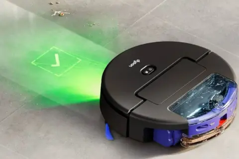 Robot aspirador Dyson proyecta luz verde para mapear el suelo, ideal para parquet.