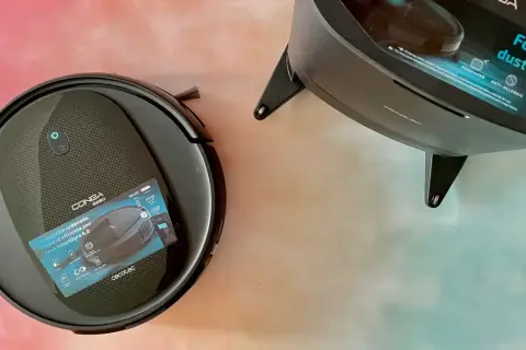 Robot aspirador Conga 2290 Ultra y su base de carga. Limpieza inteligente y eficiente para tu hogar.