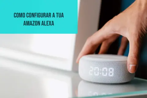 Mano tocando un altavoz inteligente Amazon Echo Dot con pantalla, mostrando la hora. Guía para saber como instalar Alexa en casa.