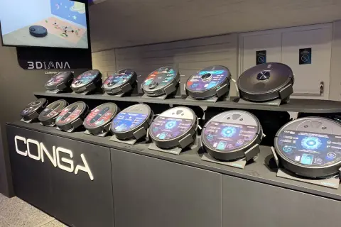Exhibición de aspiradoras robot Conga 2490 en diferentes modelos y colores, con pantallas informativas y el logo de la marca.