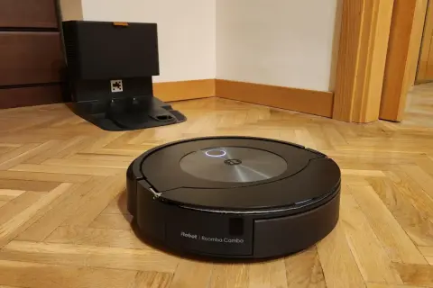 Robot aspirador Roomba Combo listo para limpiar. El botón spot se ilumina, indicando que está en modo de limpieza localizada.