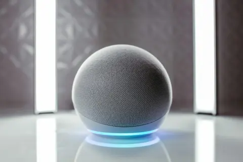 Altavoz inteligente con luz azul, listo para programar Alexa y crear rutinas.