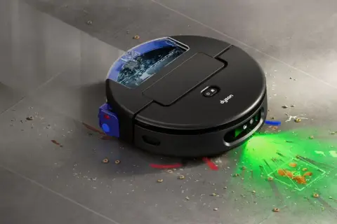 Robot aspirador Dyson limpiando migas y líquidos. La mejor roomba calidad precio para un hogar impecable.