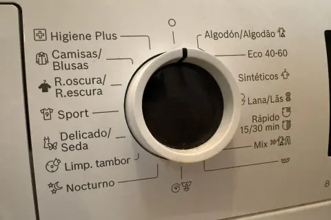 Selector de programa sport lavadora. Opciones: Algodón, Sintéticos, Lana, Rápido, Mix, Higiene Plus, Camisas, Ropa Oscura, Delicado, Limpieza tambor, Nocturno.