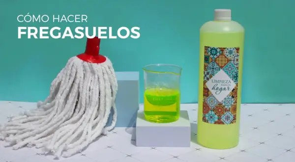 Un mocho blanco, un vaso con líquido verde brillante y una botella de limpiador para el hogar, listos para hacer un fregasuelos casero.
