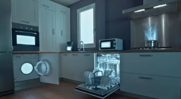 Cocina moderna con lavadora abierta, lavavajillas lleno y cocina encendida. ¡Todo funciona a la perfección con nuestra garantía lavadora!