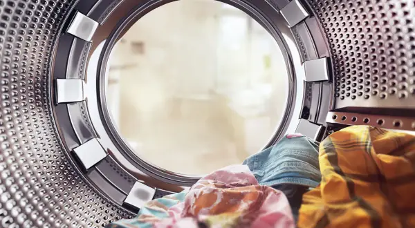 Interior de secadora con ropa sucia. Averigua cuanto consume una secadora para optimizar tu gasto.