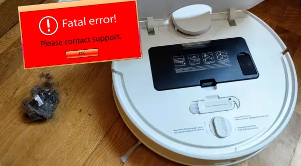 Robot aspirador Xiaomi sin wifi muestra un error fatal. Un montón de polvo y pelusa yace a su lado.