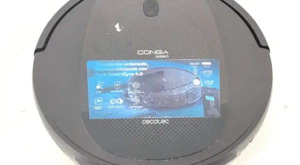 Robot aspirador Conga 2290 negro con etiqueta de navegación ordenada y limpieza eficiente.