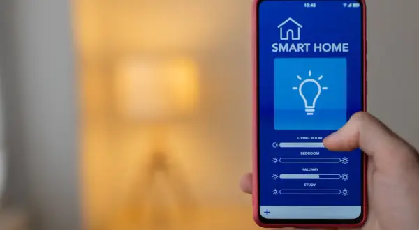Mano usa el **apaga luz app** en su teléfono para controlar las luces de la casa.