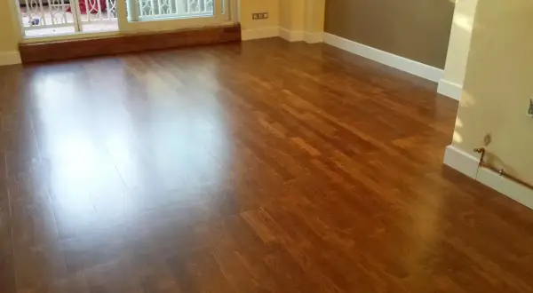 Parquet de madera con acabado brillante, listo para cambiar color y renovar el espacio.