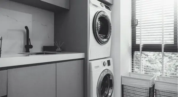 Lavandería moderna con lavadora y secadora apiladas, optimizando el espacio. Se puede poner la secadora encima de la lavadora.