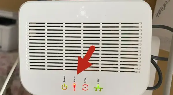 El router muestra una luz roja de alarma, indicando que mi wifi parpadea y no se conecta.