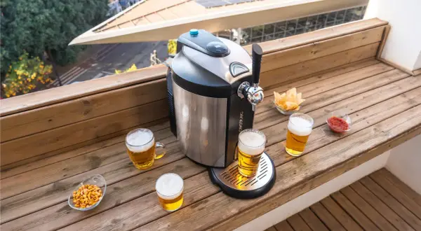 Disfruta de una cerveza fría con el Conga 5290 Ultra. Copas, nachos y salsa acompañan la máquina.