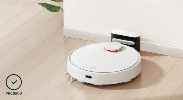 Robot aspirador Xiaomi blanco junto a su base de carga. El indicador "Probado" sugiere que el **xiaomi vacuum no vuelve a la base** tras su ciclo.