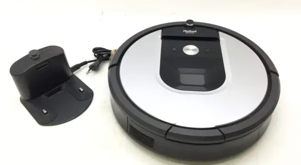 Robot aspirador Roomba 965 con su base de carga.