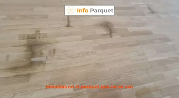 Manchas oscuras y persistentes en el parquet de madera clara, un problema común que requiere solución.
