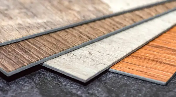 Muestras de suelos vinílicos con texturas de madera en varios tonos. Ideales como suelos que disimulan la suciedad, manteniendo tu hogar impecable.