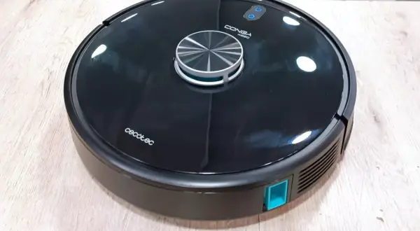 Robot aspirador Cecotec Conga 4690 negro, listo para limpiar. Recuerda que la conga tiene que estar siempre enchufada para que funcione.
