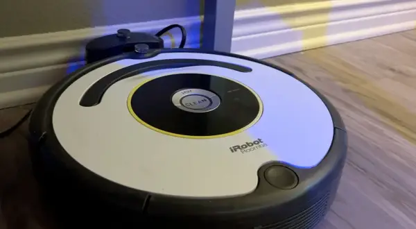 Robot aspirador iRobot Roomba con luz azul, parece que tiene un error 3.