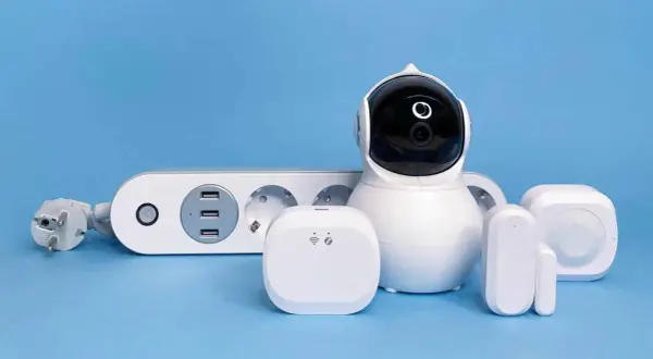 Dispositivos de hogar inteligente: cámara, sensores y regleta. Alexa necesita wifi para funcionar con estos aparatos.