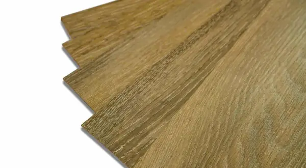 Detalle de tablas de vinilo con acabado de madera, mostrando cómo se despegan los suelos de vinilo.