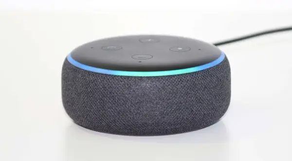 Alt text: Alexa con luz azul, indicando problemas para conectarse a internet.