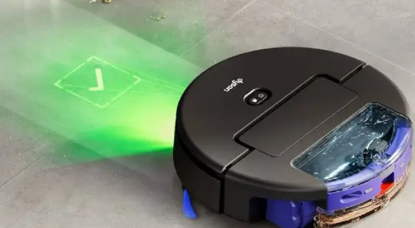 Robot aspirador Dyson proyecta luz verde para mapear el suelo, ideal para parquet.
