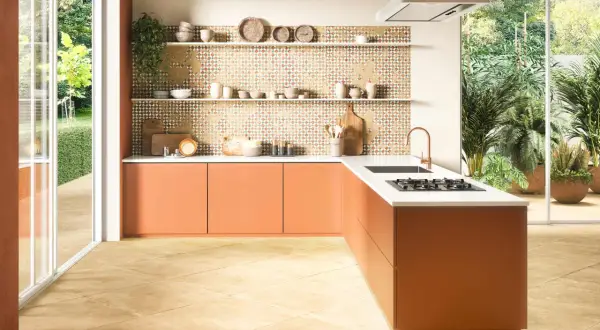 Tarima para cocinas y baños con diseño geométrico en tonos tierra. Muebles naranjas y encimera blanca.