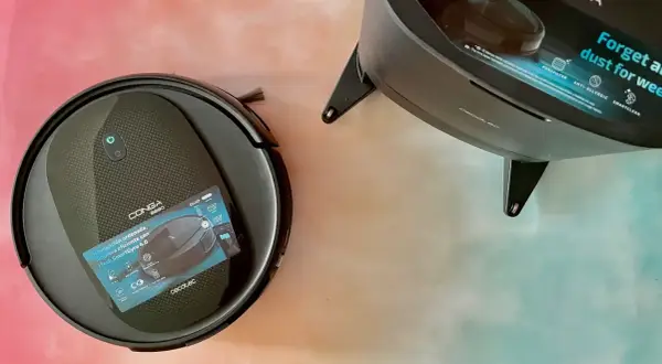 Robot aspirador Conga 2290 Ultra y su base de carga. Limpieza inteligente y eficiente para tu hogar.