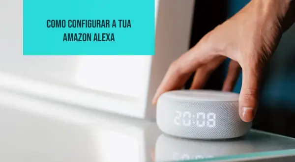 Mano tocando un altavoz inteligente Amazon Echo Dot con pantalla, mostrando la hora. Guía para saber como instalar Alexa en casa.
