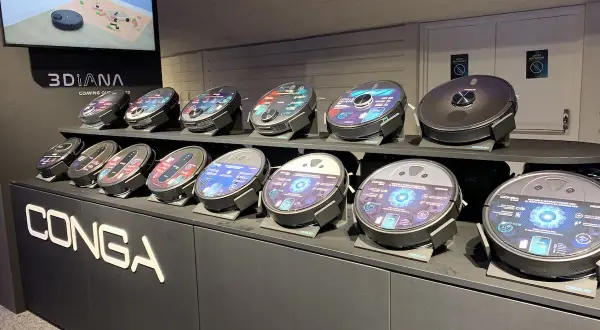 Exhibición de aspiradoras robot Conga 2490 en diferentes modelos y colores, con pantallas informativas y el logo de la marca.