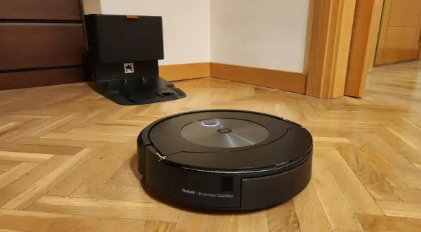 Robot aspirador Roomba Combo listo para limpiar. El botón spot se ilumina, indicando que está en modo de limpieza localizada.