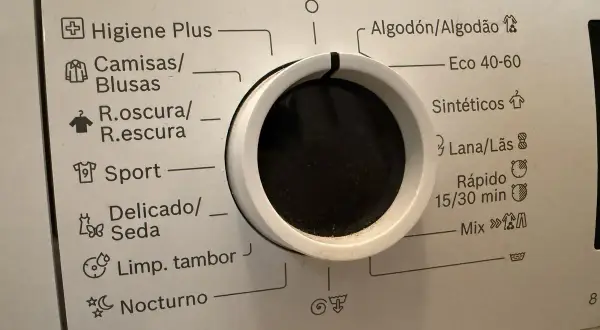 Selector de programa sport lavadora. Opciones: Algodón, Sintéticos, Lana, Rápido, Mix, Higiene Plus, Camisas, Ropa Oscura, Delicado, Limpieza tambor, Nocturno.
