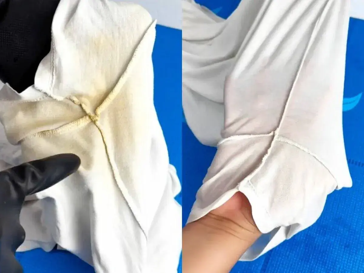 Antes y después de limpiar una camisa blanca amarillenta. La imagen de la izquierda muestra la mancha, la de la derecha, la prenda limpia.