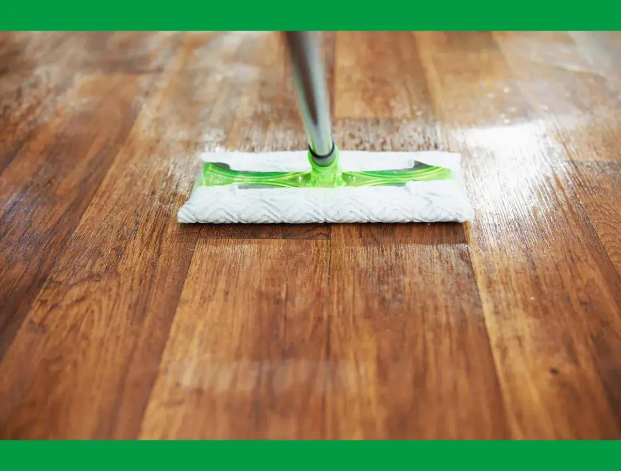Mopa limpiando un suelo de madera, ideal para saber como quitar rayas en el suelo de vinilo y mantenerlo impecable.
