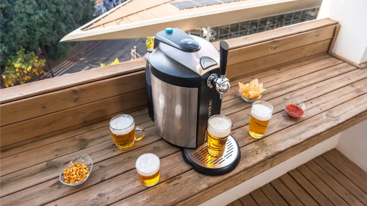 Disfruta de una cerveza fría con el Conga 5290 Ultra. Copas, nachos y salsa acompañan la máquina.