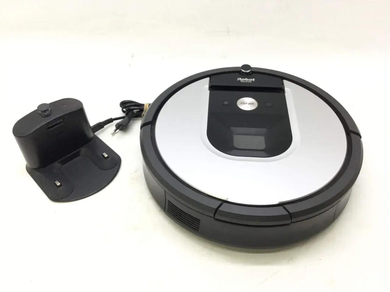 Robot aspirador Roomba 965 con su base de carga.