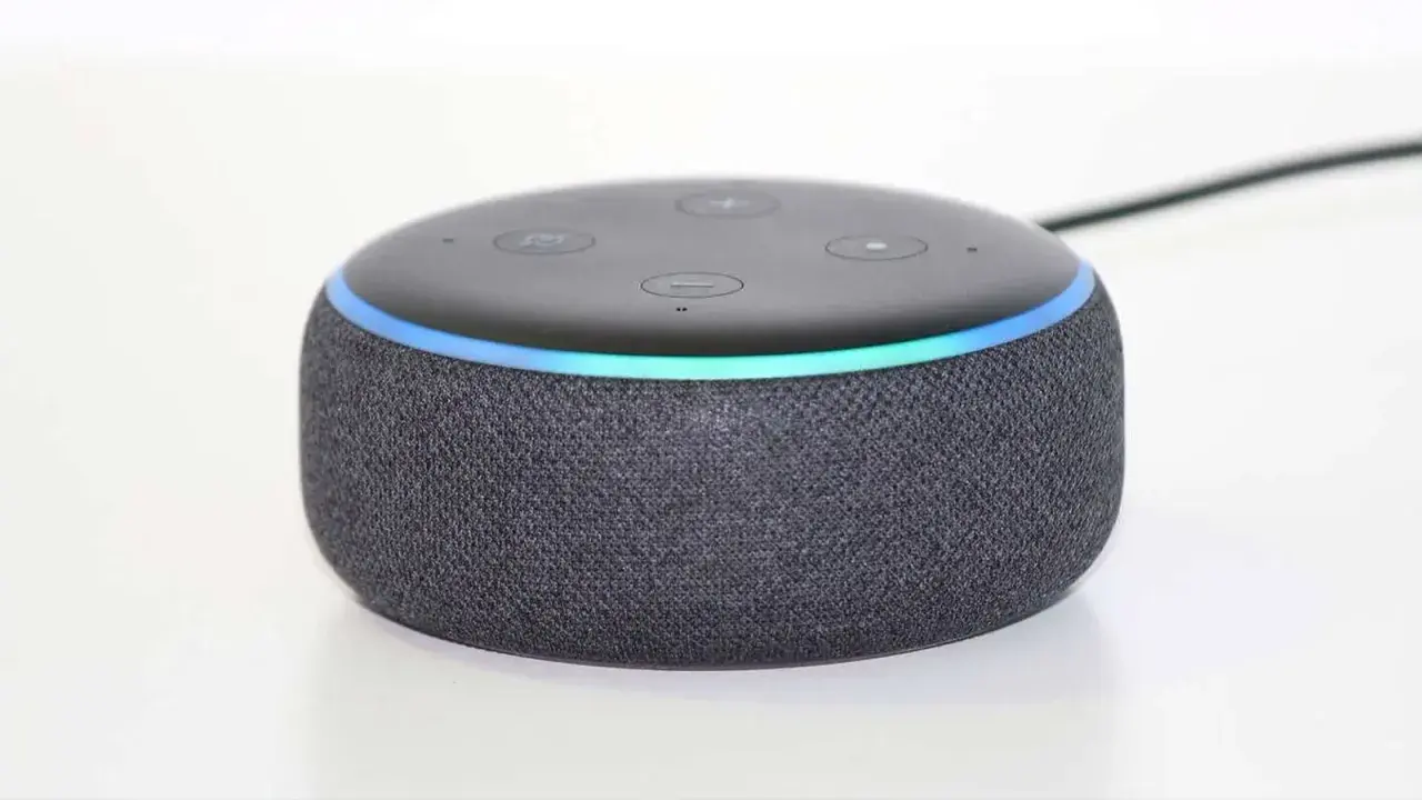 Alt text: Alexa con luz azul, indicando problemas para conectarse a internet.