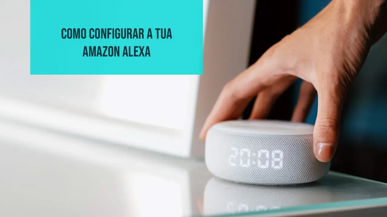Mano tocando un altavoz inteligente Amazon Echo Dot con pantalla, mostrando la hora. Guía para saber como instalar Alexa en casa.