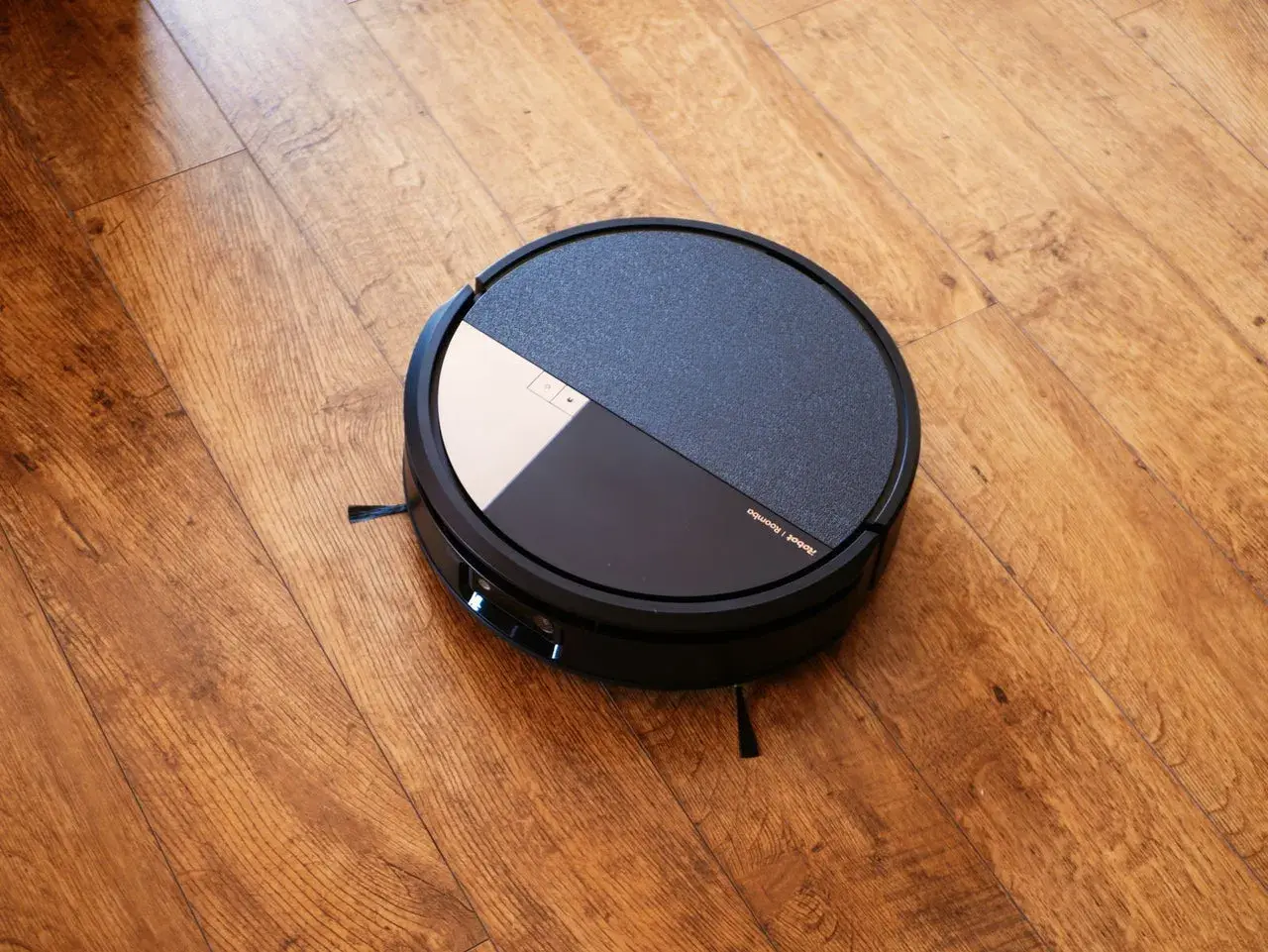 Robot aspirador Roomba con tecnología dirt detect, listo para limpiar el suelo de madera.
