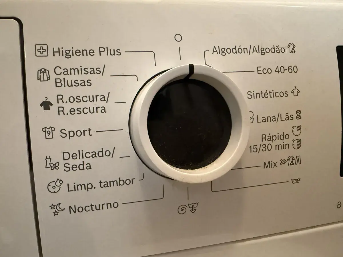 Selector de programa sport lavadora. Opciones: Algodón, Sintéticos, Lana, Rápido, Mix, Higiene Plus, Camisas, Ropa Oscura, Delicado, Limpieza tambor, Nocturno.