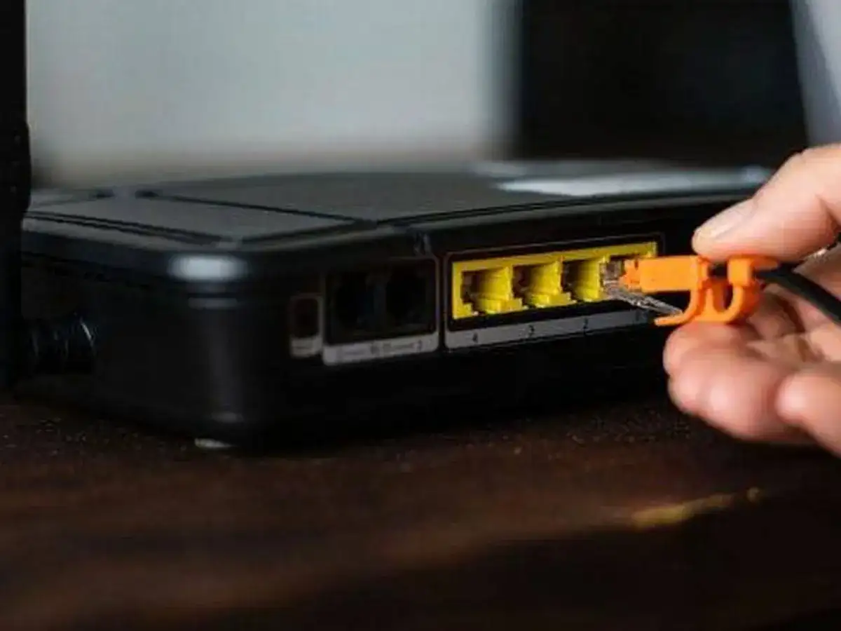 Conexión de cable a router para wifi 5G.