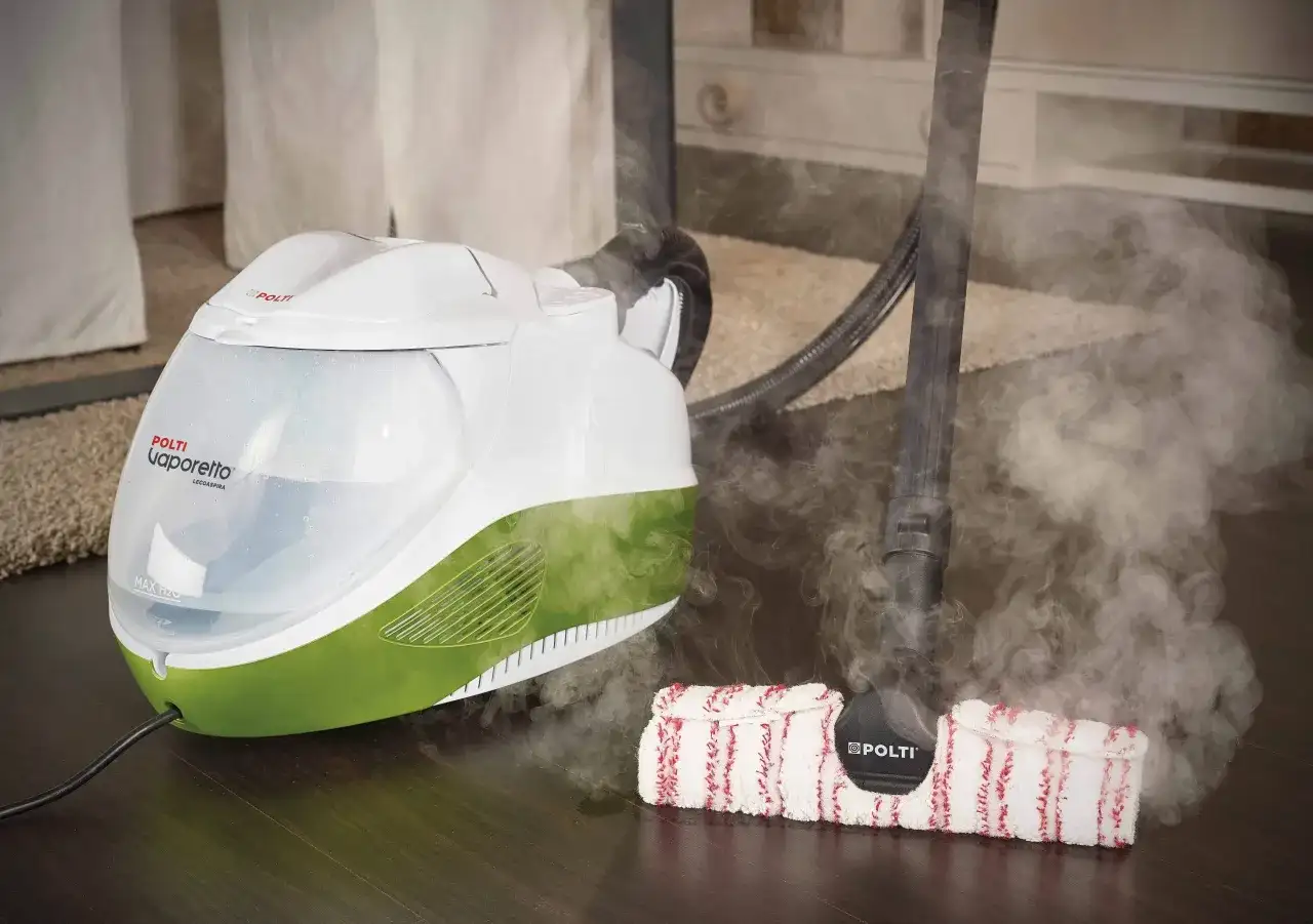 La aspiradora Polti Vaporizzo libera vapor para limpiar el suelo.