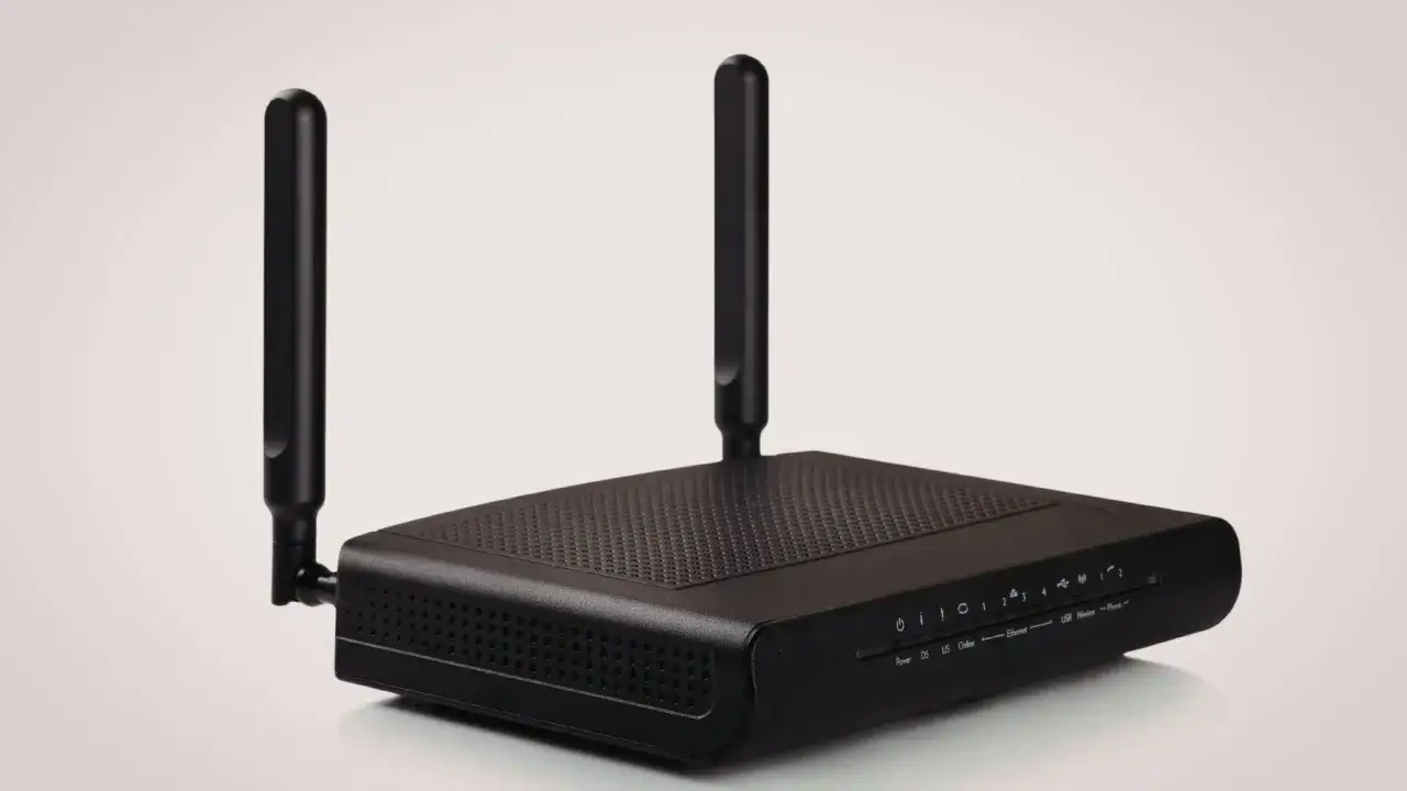Router negro con dos antenas, listo para ofrecer conexión wifi 5G de alta velocidad.