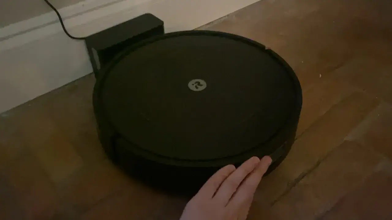 Robot aspirador Roomba con logo 