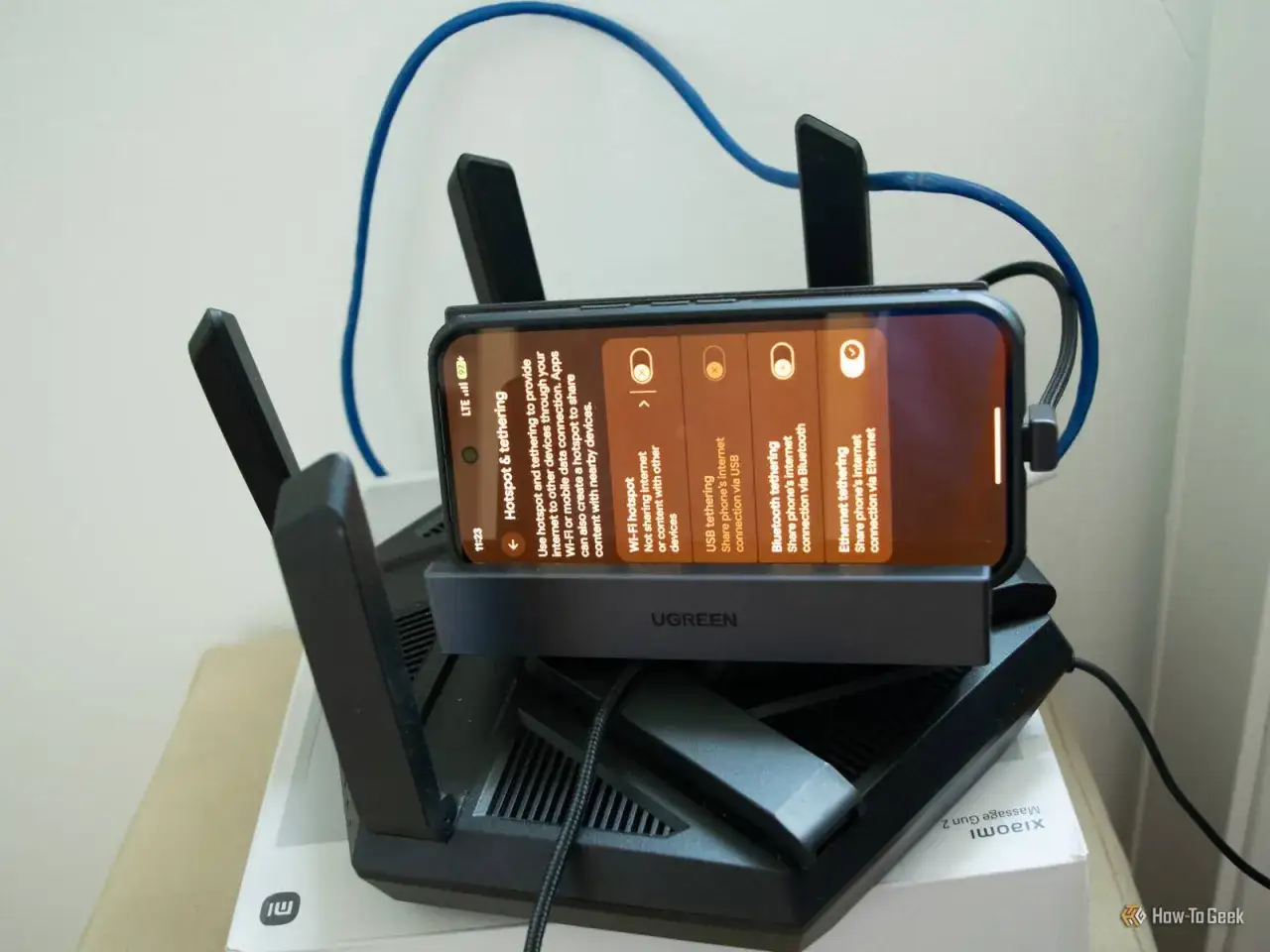 Tel&eacute;fono mostrando opciones para conectar wifi manualmente. Un router wifi est&aacute; detr&aacute;s.